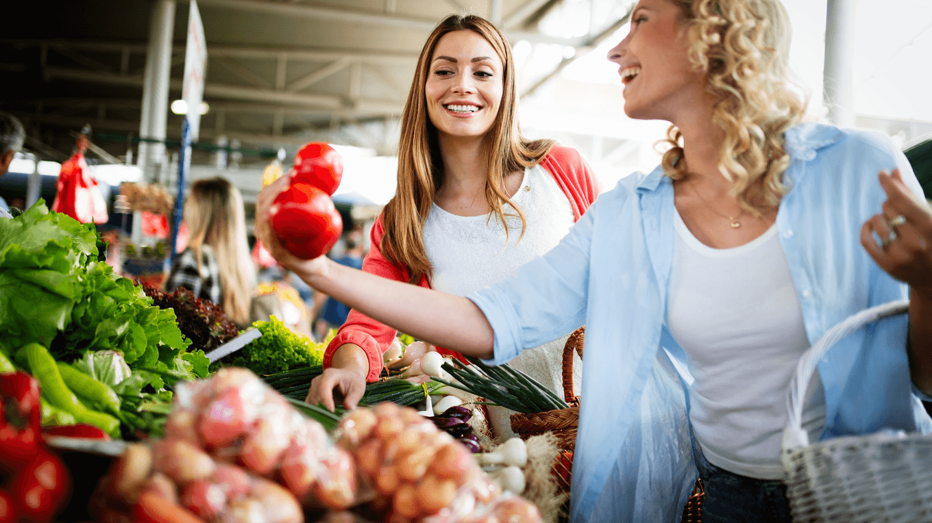 Жінки купують овочі